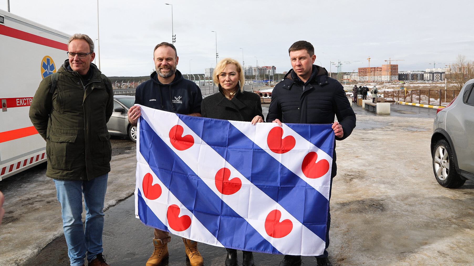 Gerben Huisman (tweede van links) met de locoburgemeester - de blonde vrouw - van Irpin