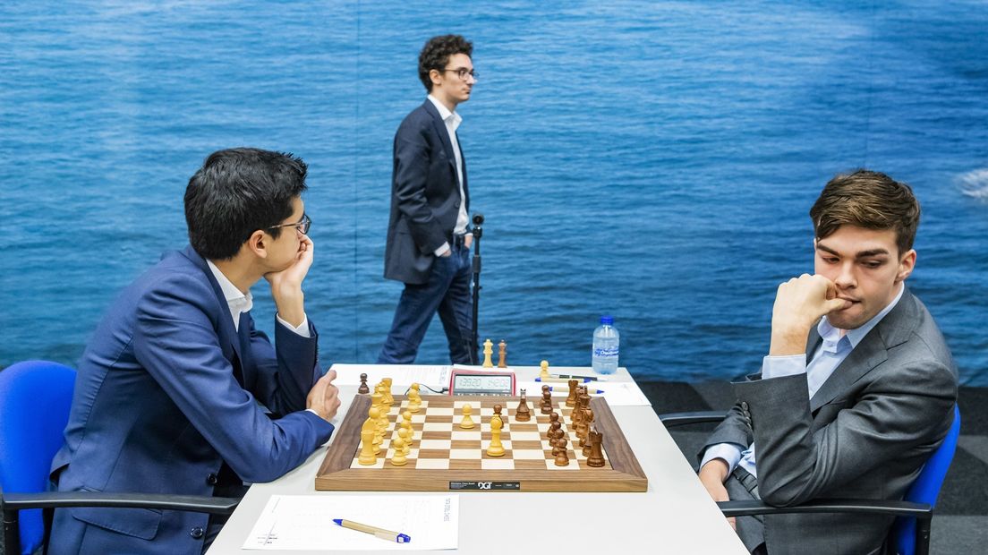 Fabiano Caruana passeert de partij tussen Jorden van Foreest en Anish Giri.