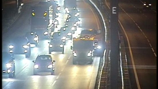 Flinke file op A12 bij Veenendaal na ongeluk, rijstroken weer vrij. Flinke file op A12 bij Veenendaal na ongeluk, rijstroken weer vrij.