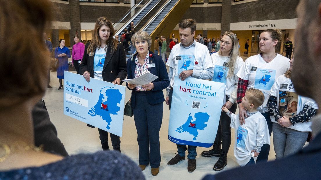 Een bezorgde moeder spreekt de vaste commissie voor VWS in februari toe met een pleidooi voor het behoud van de kinderhartzorg in het Wilhelmina Kinderziekenhuis/UMC Utrecht.