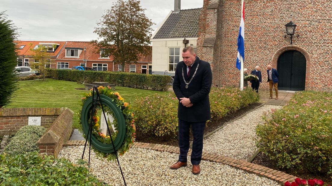 Burgemeester Gerben Dijksterhuis legt een krans neer bij het oorlogsmonument.