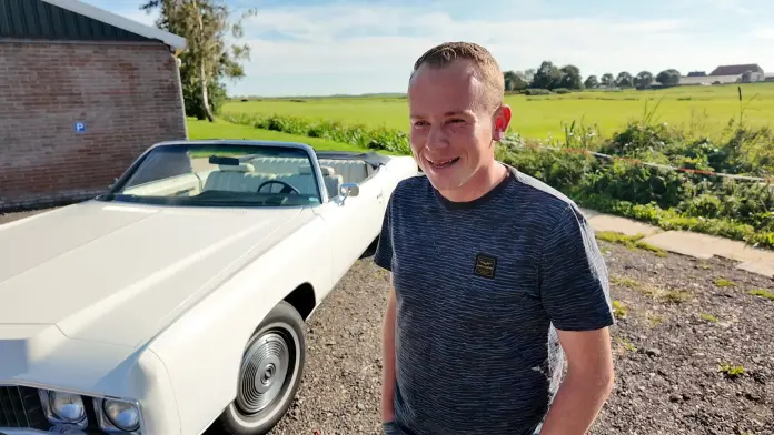 Moreno Kroes mei de auto fan Flodder
