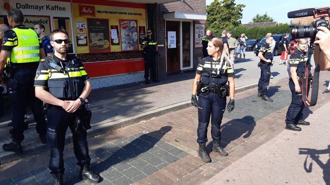 Politie bij gesloten supermarkt Noord Deurningen