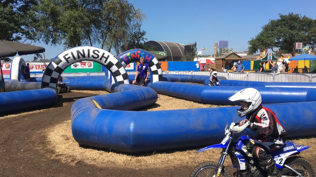 Het is een prachtige dag voor de Zwarte Cross, maar ook wel een tikkie stoffig. In dit liveblog vind je de mooiste momenten van het festival.