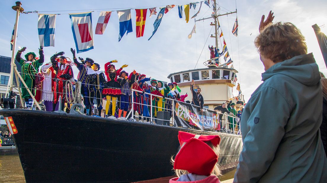 Burgemeester Spies verwelkomt de pakjesboot in Alphen
