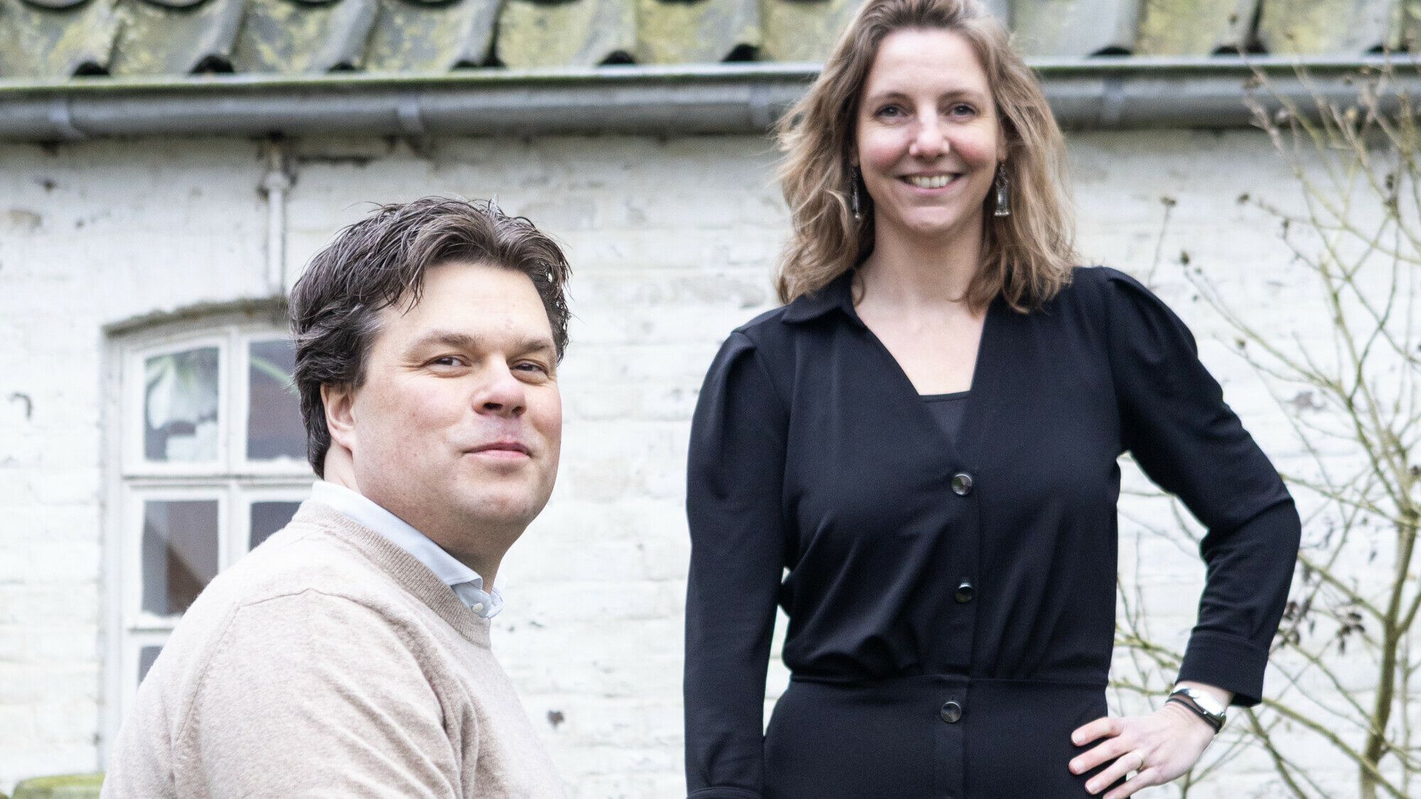 Hillebrant Idsinga en Barbara Gardeniers by harren hûs yn Terherne