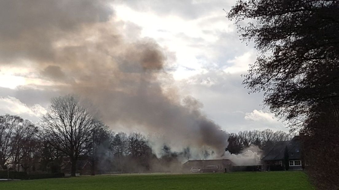 Veel rookontwikkeling bij een uitslaande schuurbrand in Albergen
