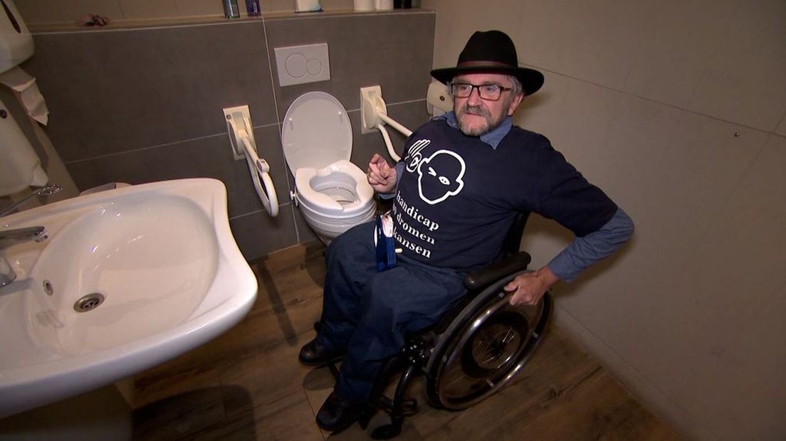 Jan test het toilet.