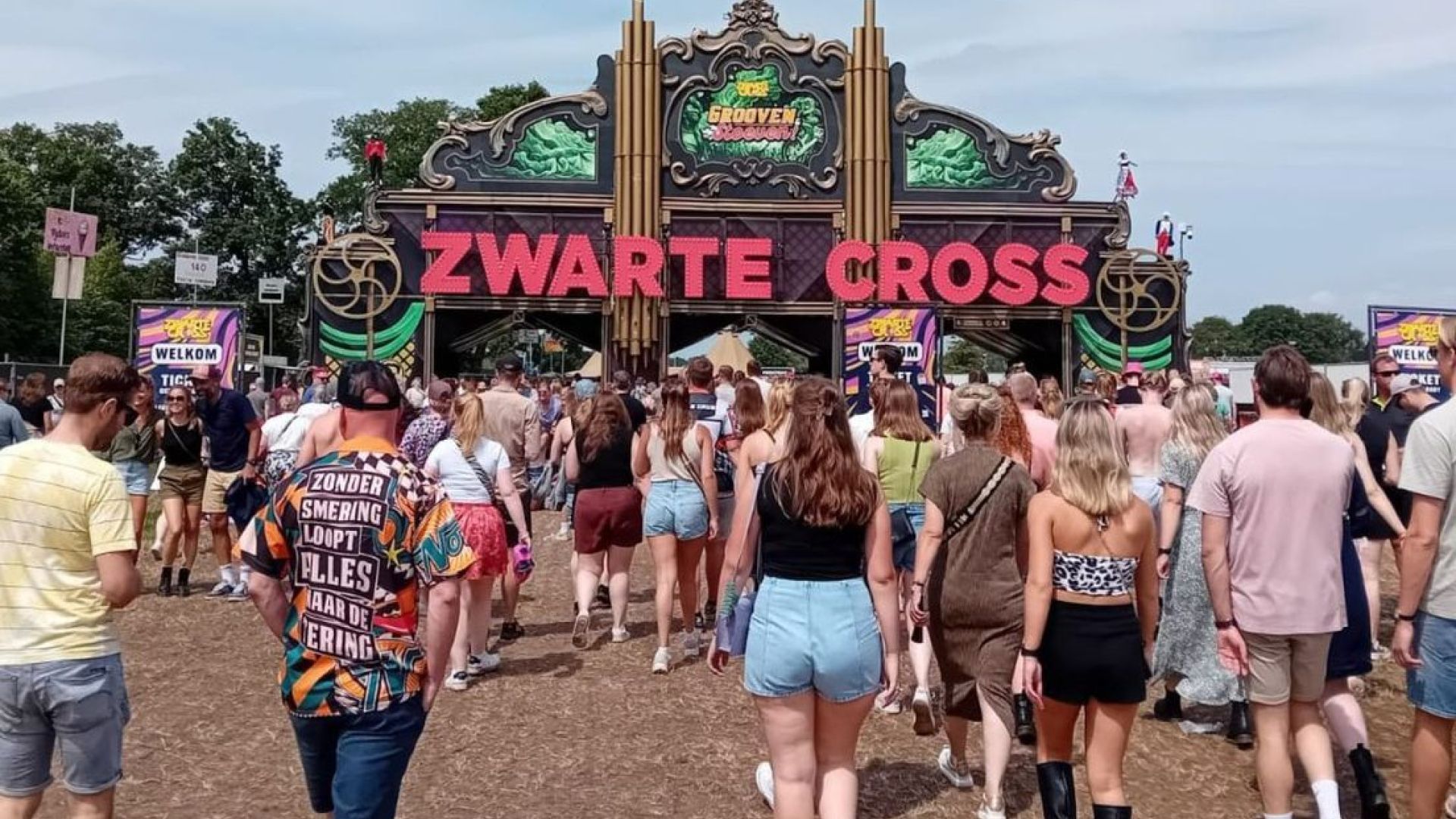 Festivalgangers op het terrein van de Zwarte Cross in de Achterhoek.