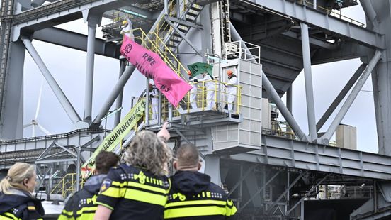 Extinction Rebellion bezet kraan in Eemshaven • Botsing in Stad. Extinction Rebellion bezet kraan in Eemshaven • Botsing in Stad.