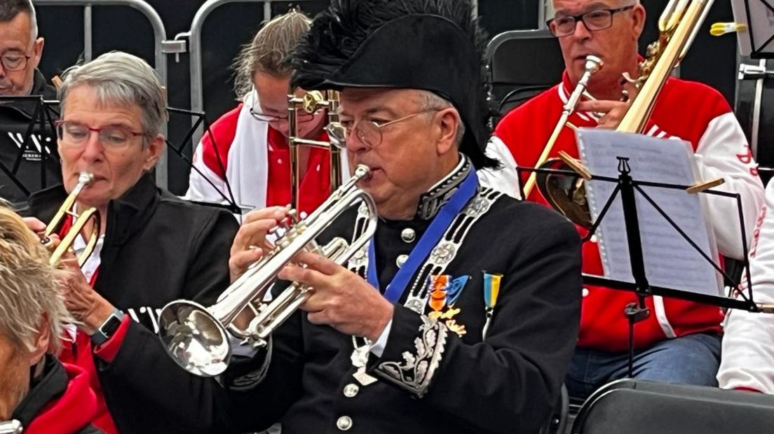 De kersverse burgemeester, Peter van der Velden, speelt mee als trompettist tijdens de koraalzang