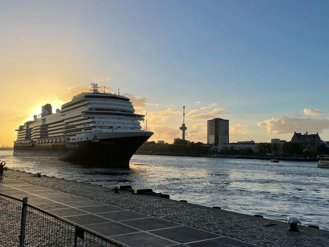 Het MS Rotterdam vertrekt richting Amsterdam