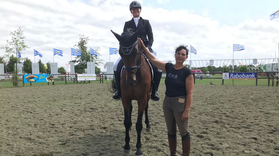 Tessa Baaijens-van de Vrie op paard Lavita met coach Mascha Boone