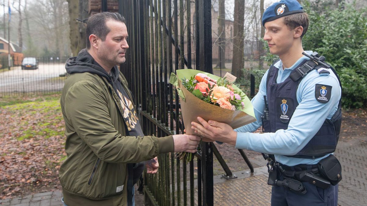 Bloemen bij Drakensteyn voor jarige prinses Beatrix (88)