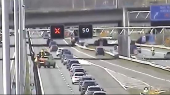 9 kilometer file op A12 na ongeluk: vertraging ongeveer 50 minuten. 9 kilometer file op A12 na ongeluk: vertraging ongeveer 50 minuten.