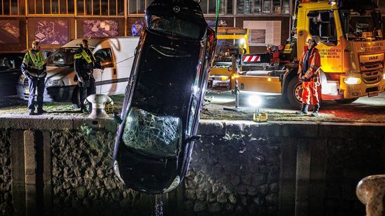 Auto met mensen te water in Rotterdam-West | Fietser zwaargewond na botsing met scooter. Auto met mensen te water in Rotterdam-West | Fietser zwaargewond na botsing met scooter.