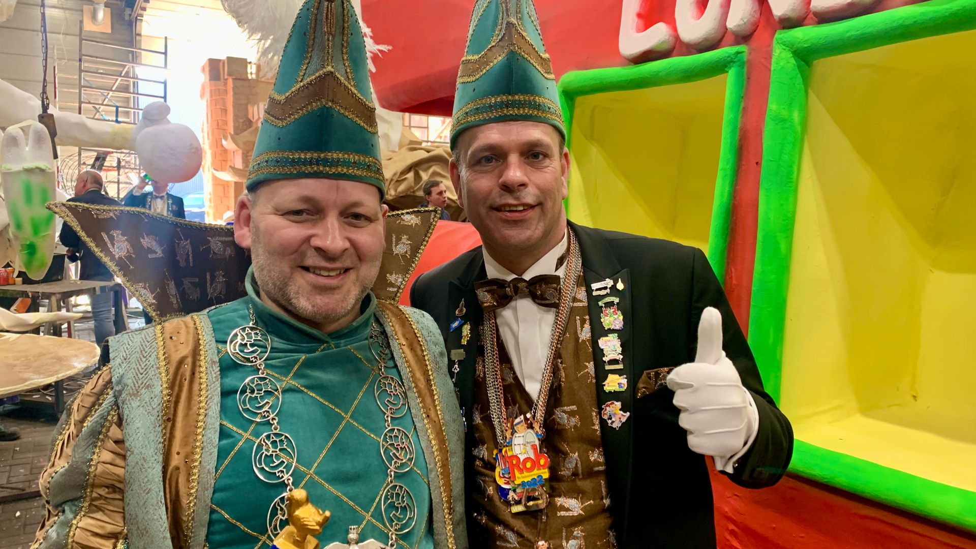 Prins carnaval bezoekt wagenbouwers carnavalsoptocht Noordoost-Twente