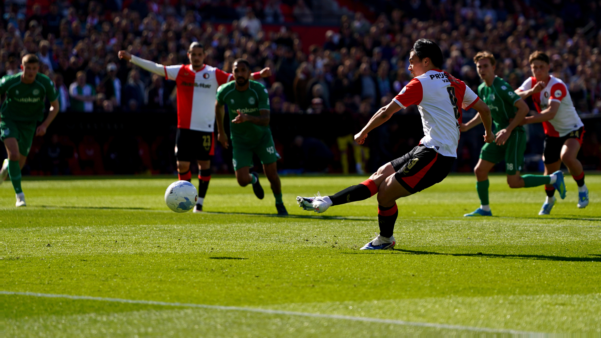 LIVE: Weinig problemen voor Feyenoord; Ueda verdubbelt voorsprong tegen FC Groningen (2-0)