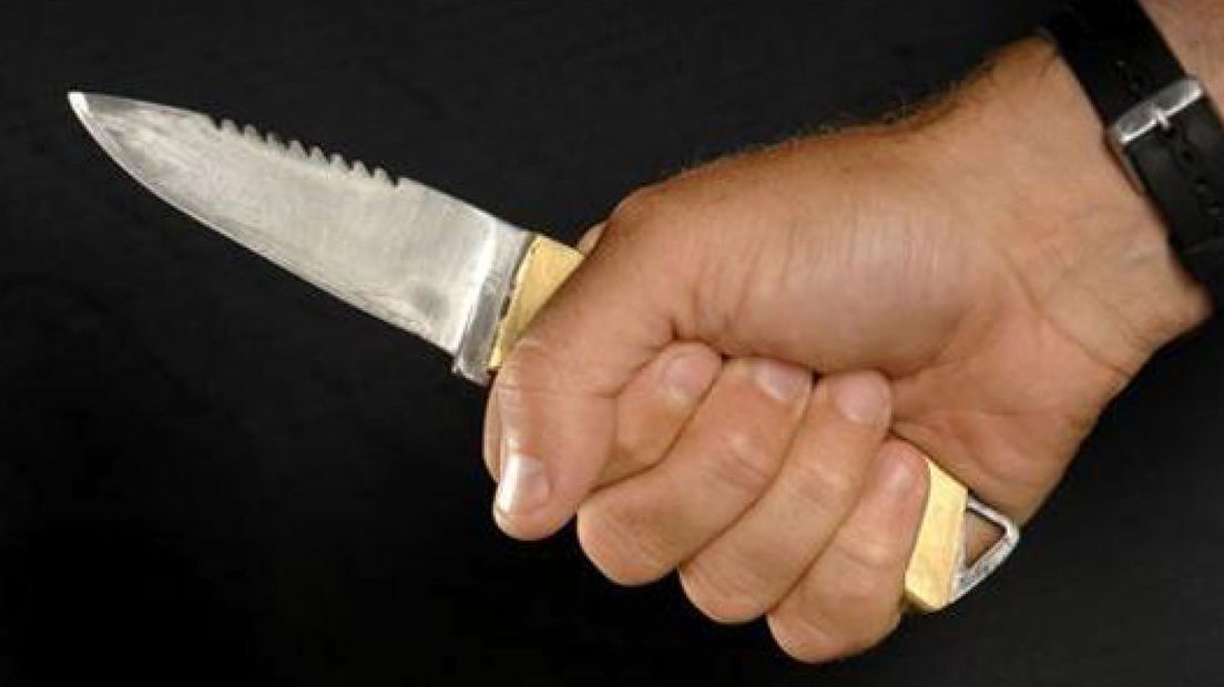 Jongens bedreigen vrouw met mes