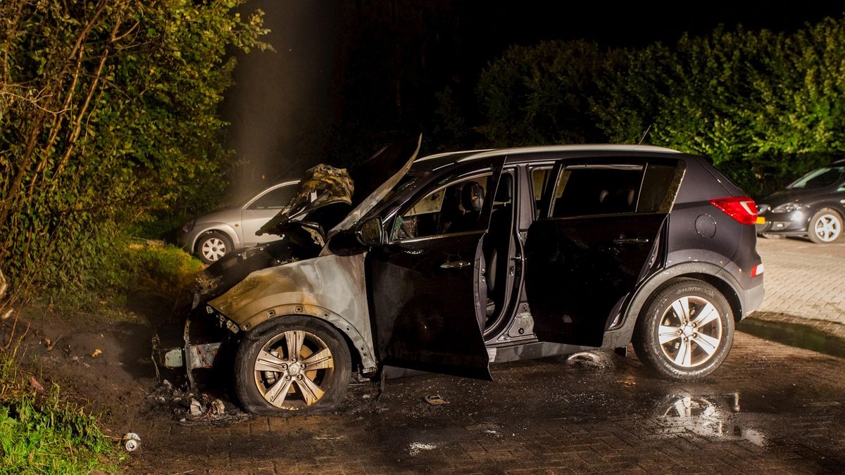 Auto vliegt in brand op parkeerplaats in Bentelo door technisch mankement