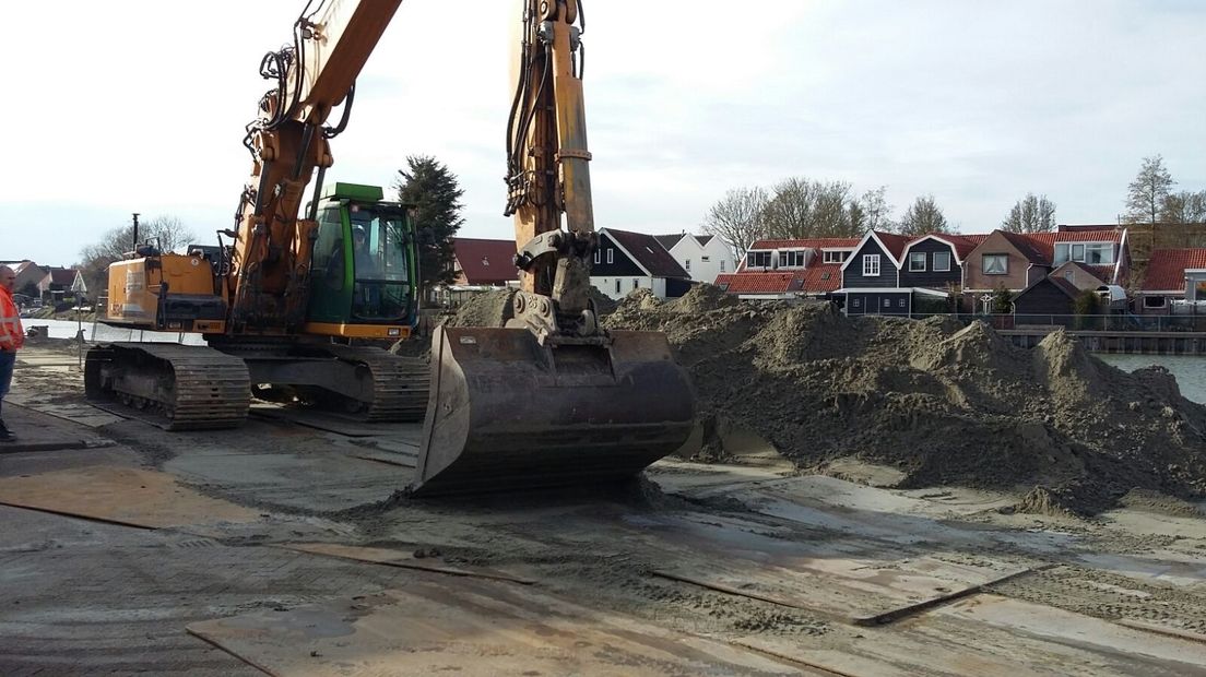 Werk aan de kademuur in Zierikzee hervat