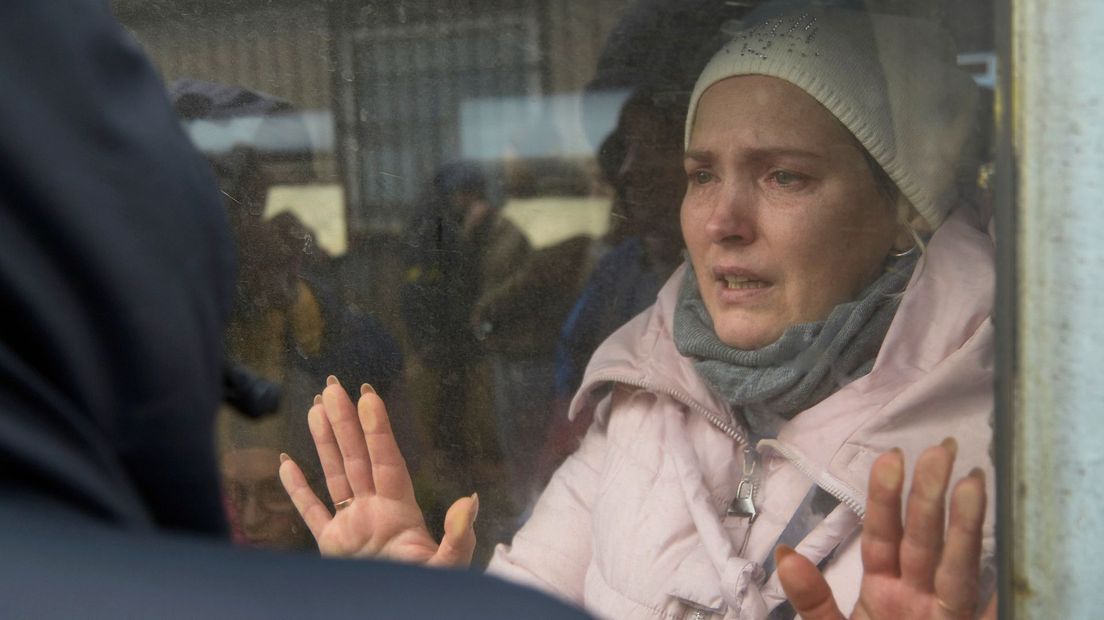 Een Oekraïense vrouw wordt geëvacueerd vanuit Kiev