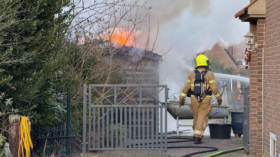 Schuur bij woning afgebrand • ravage na aanrijding. Schuur bij woning afgebrand • ravage na aanrijding.