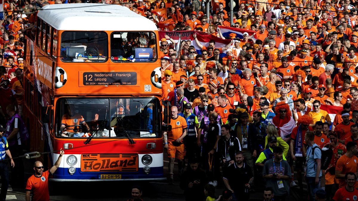 Zanger Alex komt met lied voor oranjebus WK voetbal: 'Bij het introotje gaat de hele meute los'