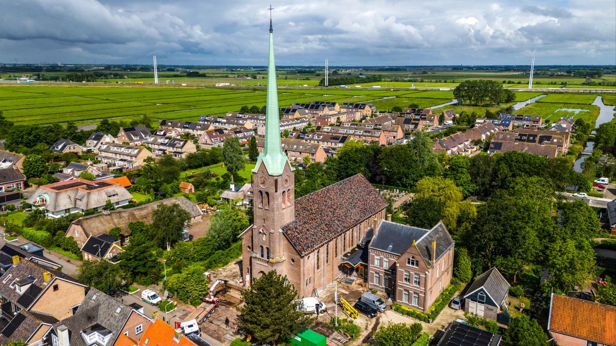 Zelfgemaakte taarten en boottochten leveren duizenden euro's op voor afgebrande kerk