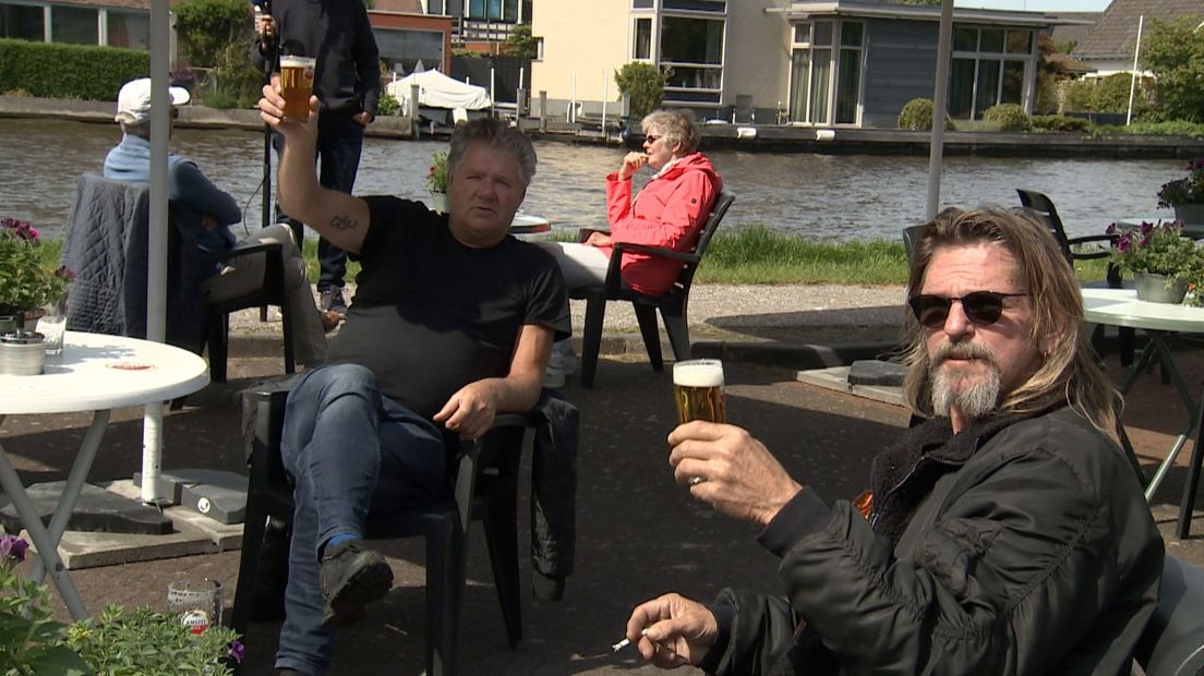 'John B.' en Harry proosten met een pilsje