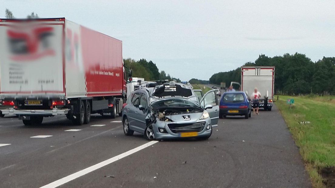 De auto is flink beschadigd geraakt (Rechten: Persbureau Meter)