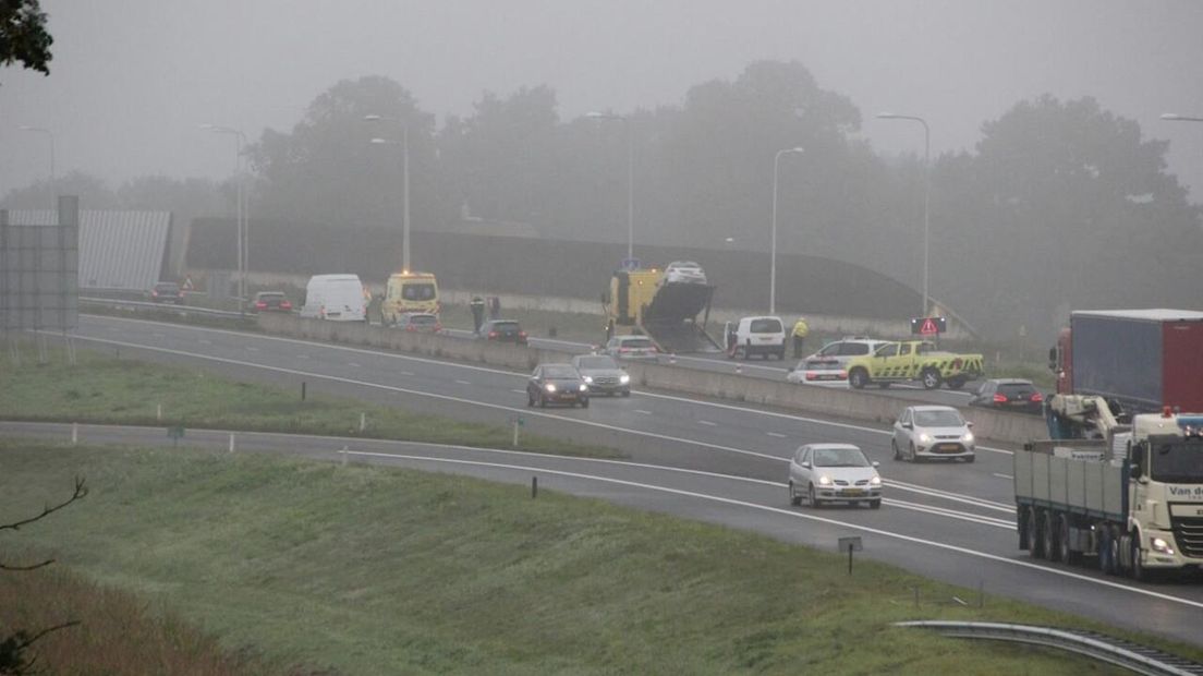 Auto en bestelbus botsen op elkaar op A35 bij Wierden
