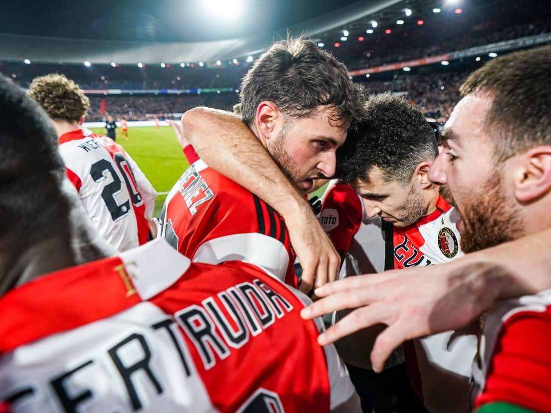 Opluchting bij de Feyenoord-spelers na de 2-1 tegen FC Volendam.