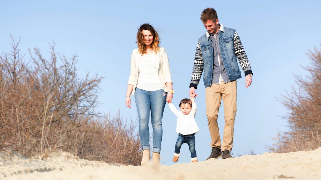 Gelukkig gezin op het Zeeuwse strand