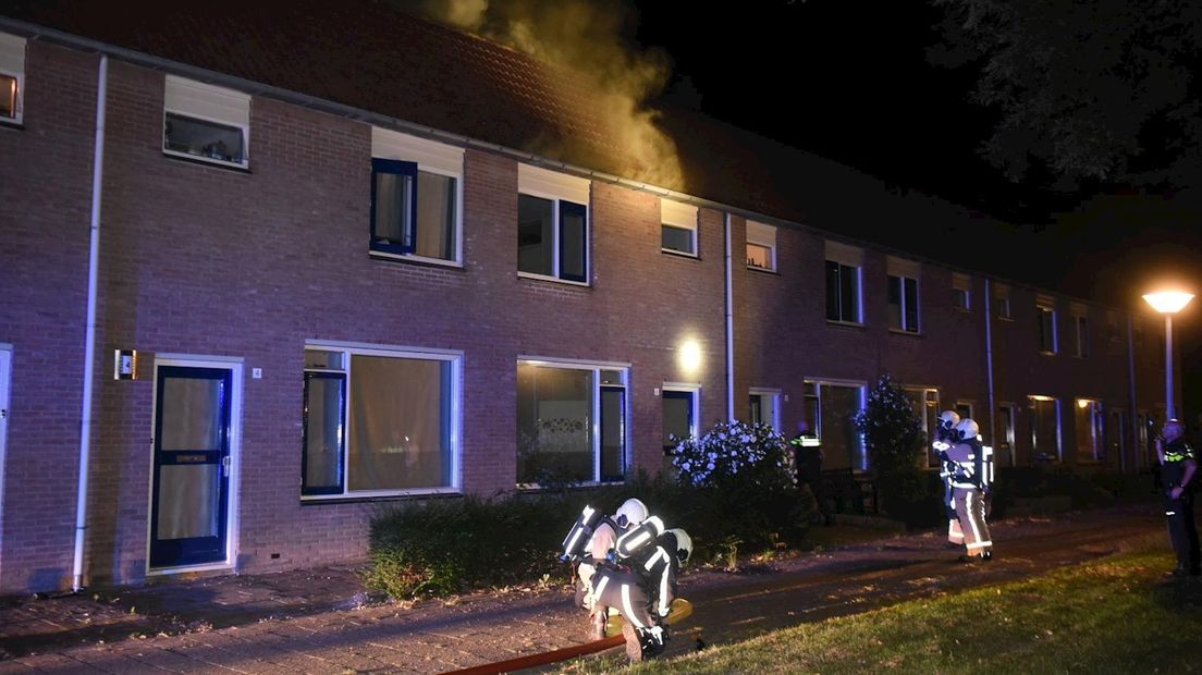 Zolder uitgebrand bij woningbrand Almelo