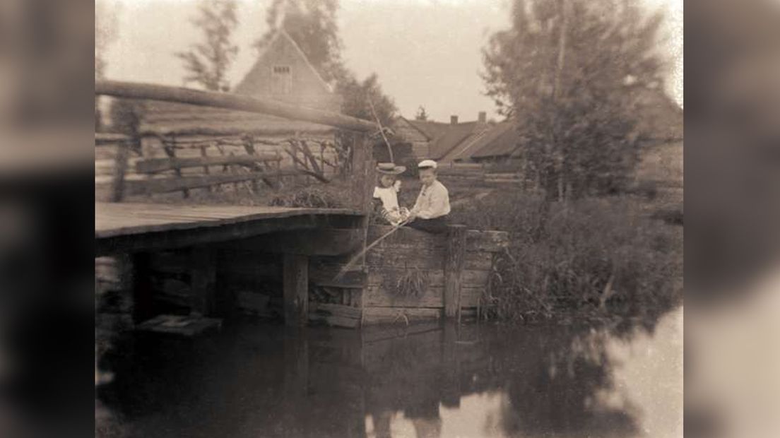 Twee kinderen vissen bij het bruggetje in Tweeloo (Rechten: Stichting Historie van Ruinerwold)