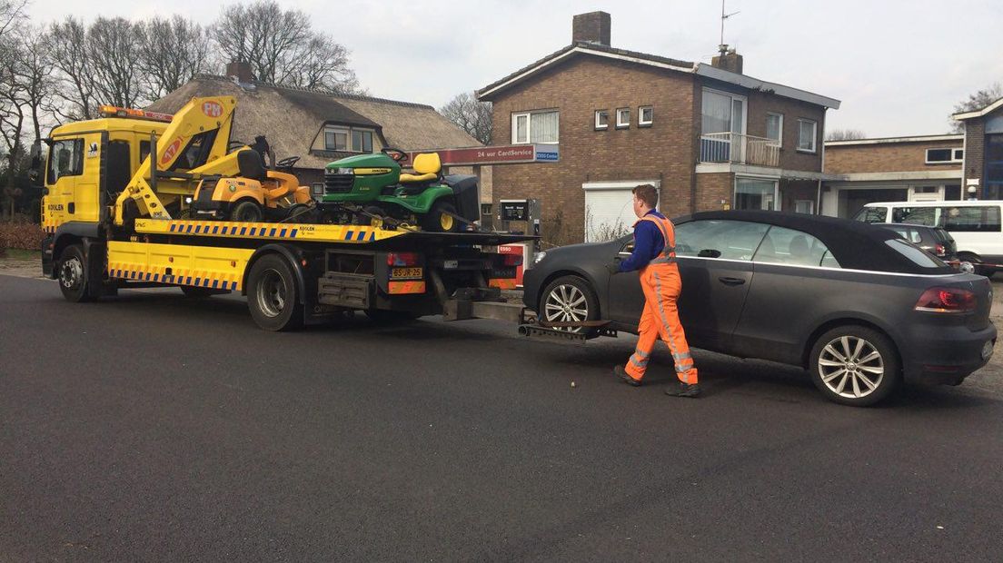 Een auto en ander materiaal wordt afgevoerd (Rechten: Andries Ophof/RTV Drenthe)