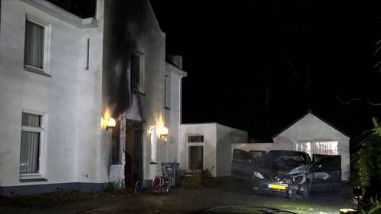 Autobrand op oprit, woning onder het roet