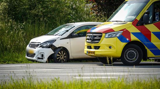 Auto botst tegen paal in Zutphen