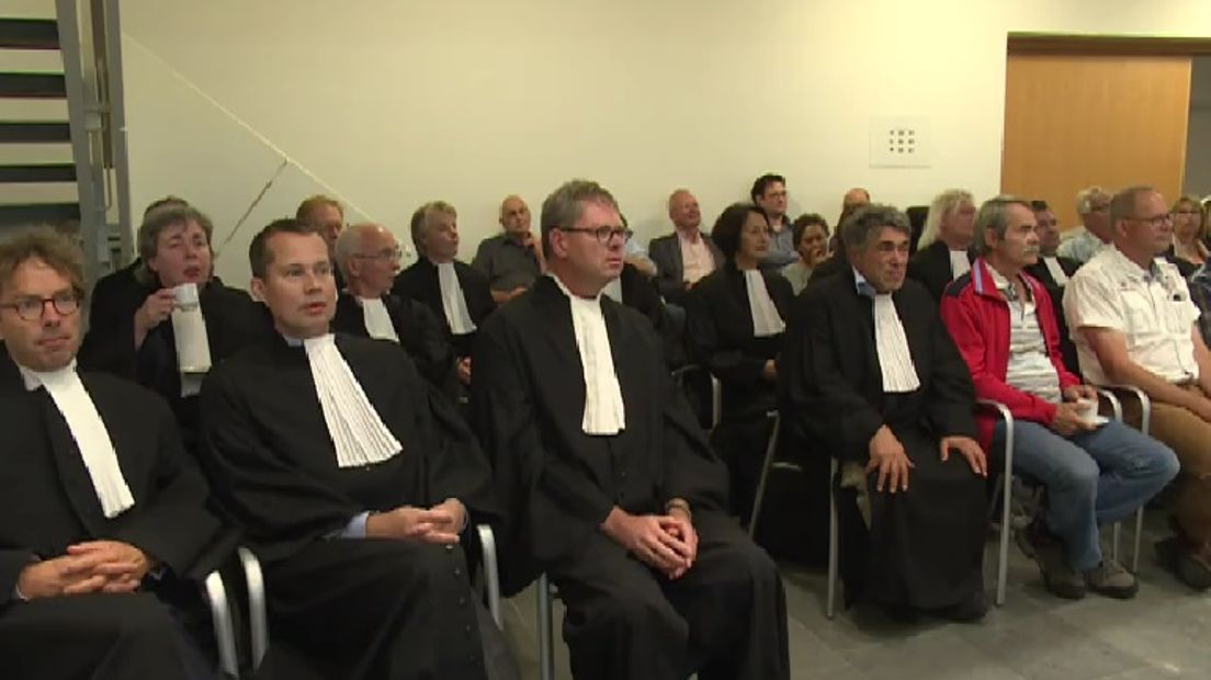 Een twintigtal advocaten op de tribune bij de raad
(Rechten: RTV Drenthe)