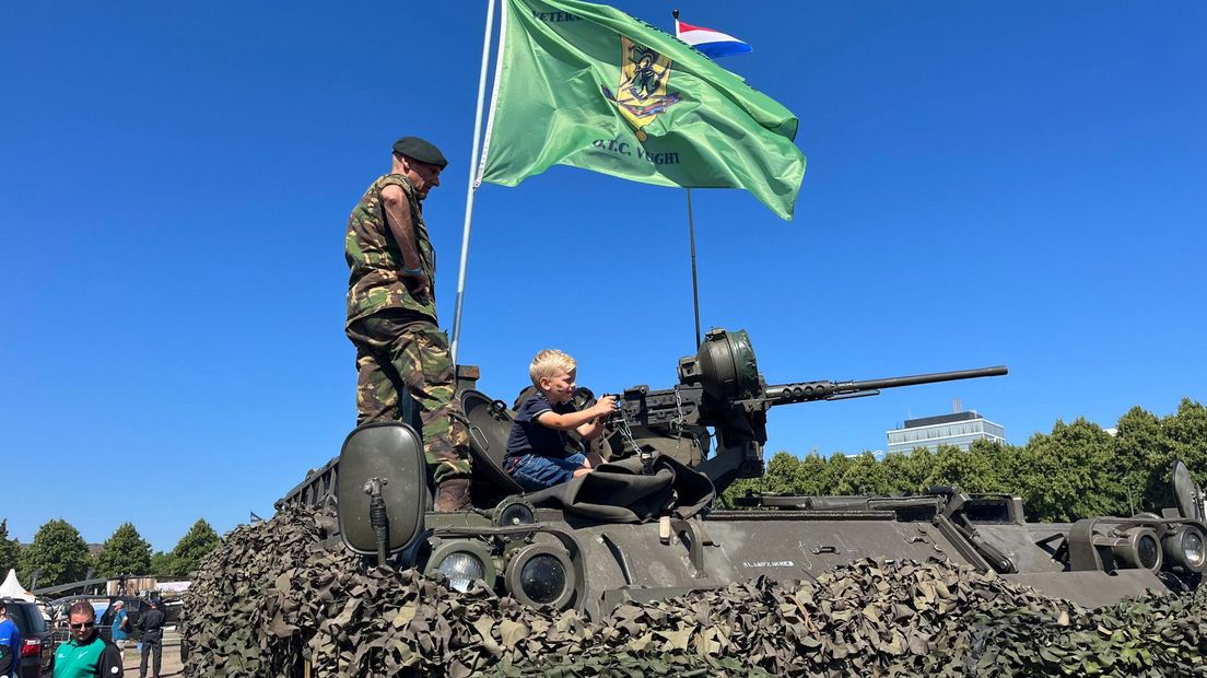 Paul laat een kind de M113 zien