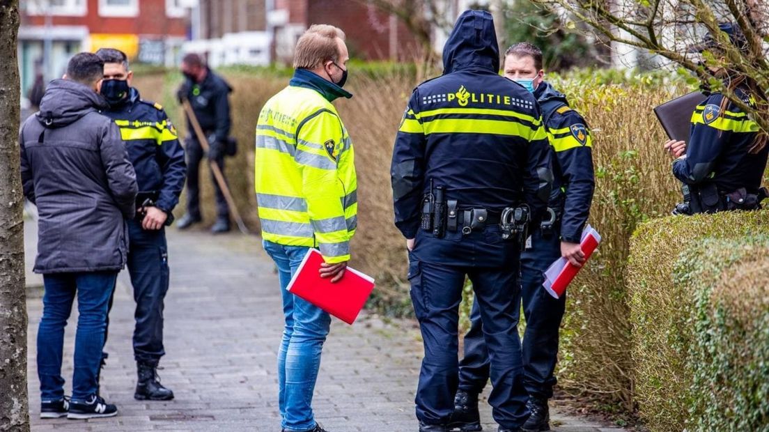 De politie doet onderzoek in de Van Houtenlaan