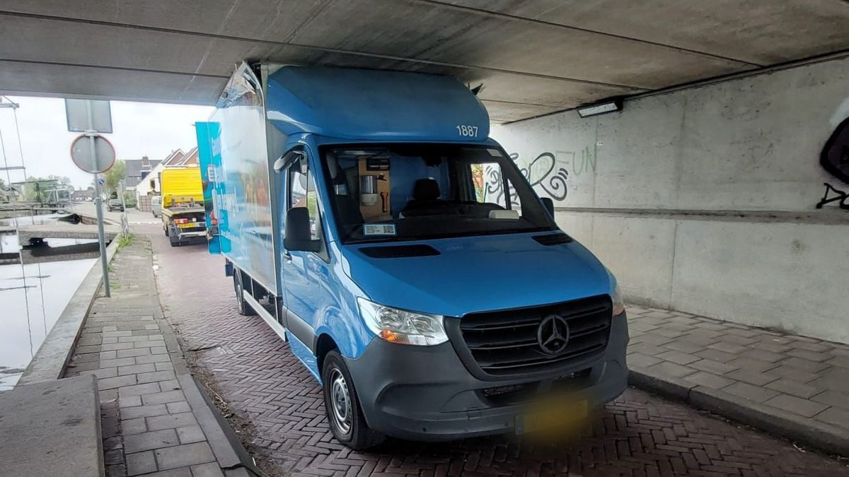 Opnieuw komt busje vast te zitten onder viaduct