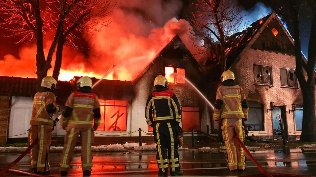 Brandweer blust de brand in Geesteren vannacht