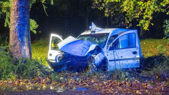 Zwaar ongeval in 'beruchte' bocht • auto uitgebrand
