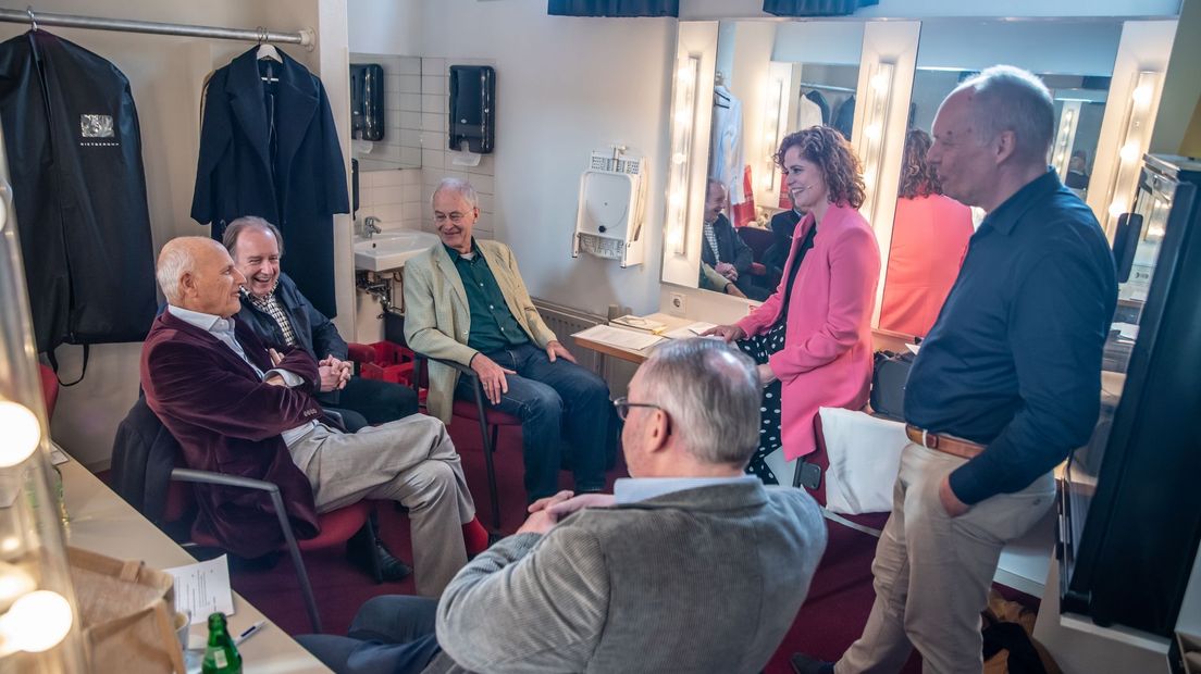 In de kleedkamer met Jacques Klöters (radiomaker), Vic van de Reijt (uitgever), René Appel (kenner en taalanalist), Jan Riesewijk (cabaretier), Inga Tjapkes (presentator), Kees Schafrat (initiatiefnemer Broekhuis op Zondag).