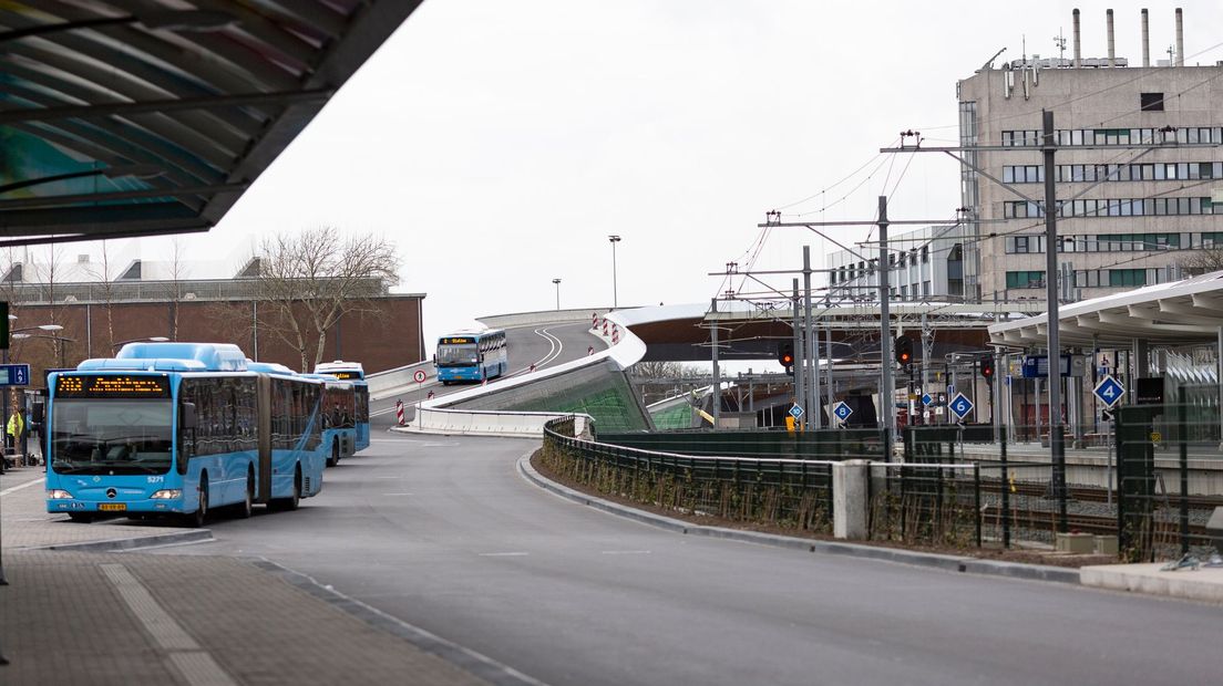 De busbrug achter station Zwolle