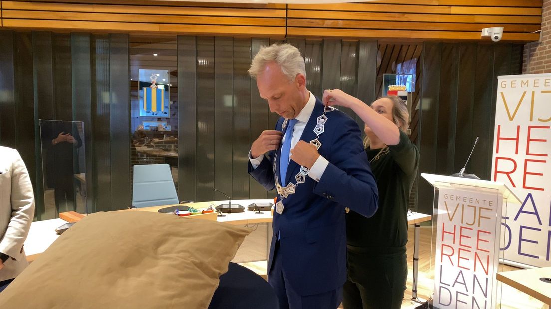 Burgemeester krijgt hulp van Tamara van Kekerix bij het omhangen van de ambtsketen