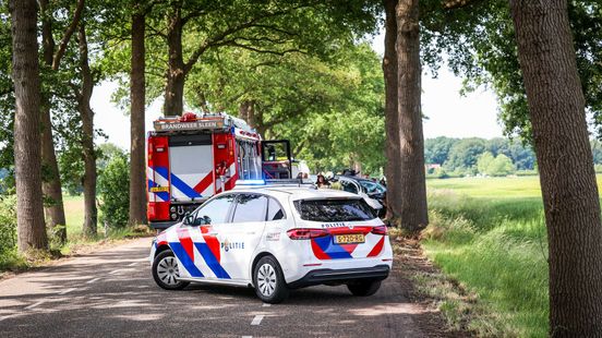 Bestuurder ernstig gewond na botsing tegen boom bij Holsloot. Bestuurder ernstig gewond na botsing tegen boom bij Holsloot.