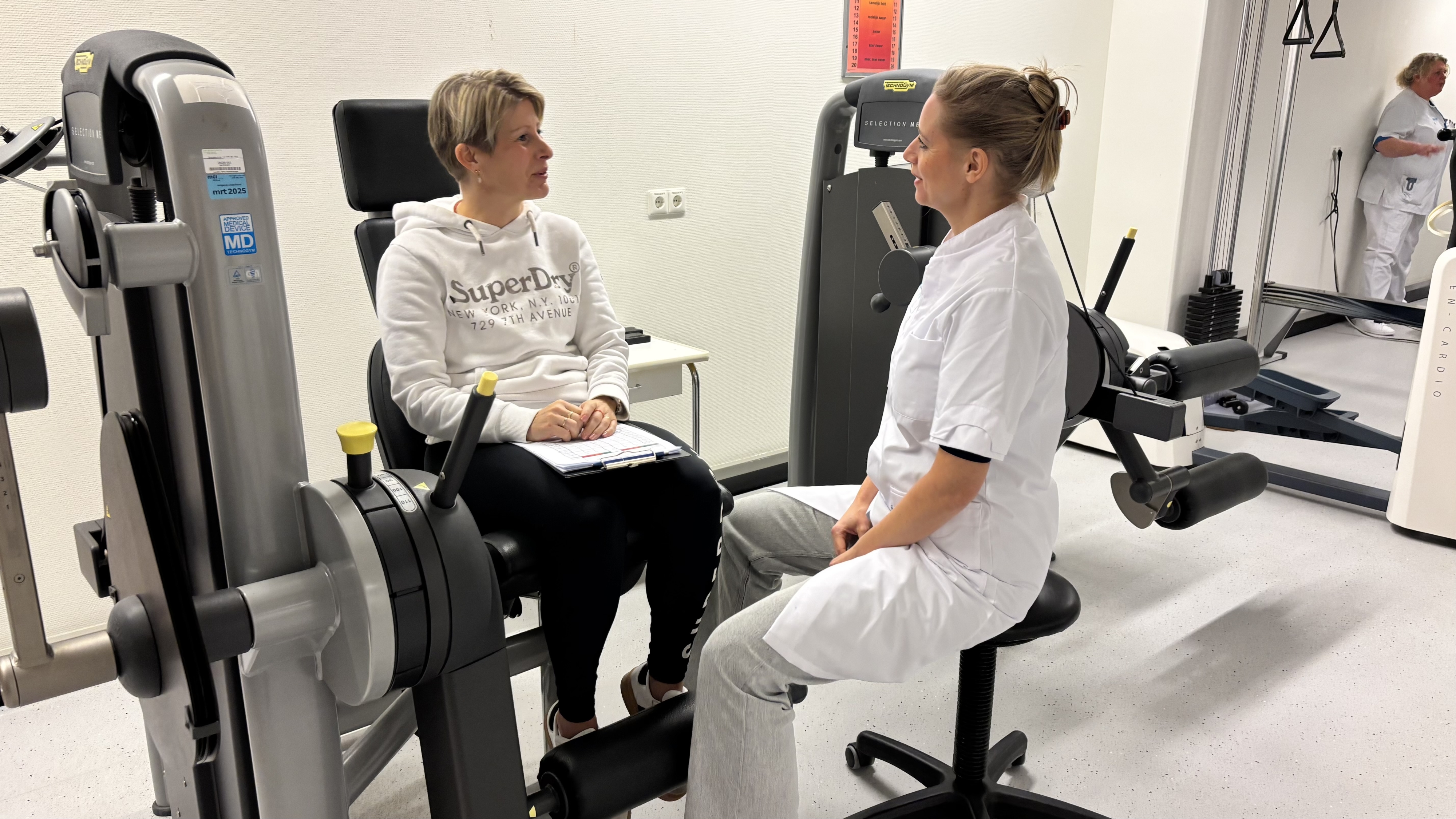 Anita Holwerda en longdokter Kuijvenhoven yn petear yn de oefenromte fan Frisius MC